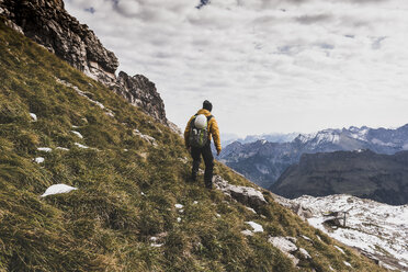 Germany, Bavaria, Oberstdorf, hiker in alpine scenery - UUF12136