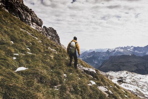 Deutschland, Bayern, Oberstdorf, Wanderer in alpiner Kulisse - UUF12136