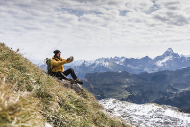 Deutschland, Bayern, Oberstdorf, Wanderer beim Fotografieren in alpiner Kulisse - UUF12140