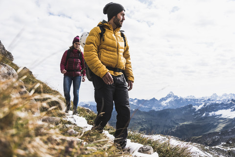 Deutschland, Bayern, Oberstdorf, zwei Wanderer in alpiner Kulisse, lizenzfreies Stockfoto