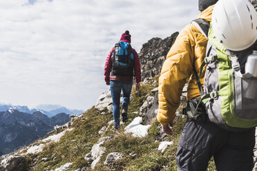 Deutschland, Bayern, Oberstdorf, zwei Wanderer in alpiner Kulisse - UUF12143