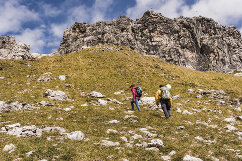 Deutschland, Bayern, Oberstdorf, zwei Wanderer beim Aufstieg auf eine Alm, lizenzfreies Stockfoto