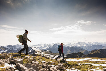 Deutschland, Bayern, Oberstdorf, zwei Wanderer in alpiner Kulisse - UUF12162