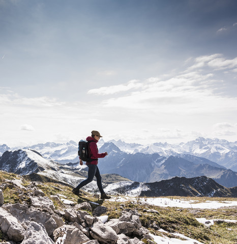 Deutschland, Bayern, Oberstdorf, Wanderer in alpiner Kulisse, lizenzfreies Stockfoto