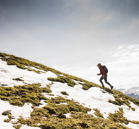 Deutschland, Bayern, Oberstdorf, Frau geht auf Almwiese, lizenzfreies Stockfoto