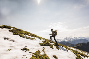 Deutschland, Bayern, Oberstdorf, Mann geht auf Almwiese - UUF12166