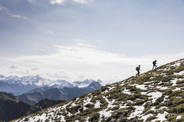 Deutschland, Bayern, Oberstdorf, zwei Wanderer beim Aufstieg auf eine Alm - UUF12169