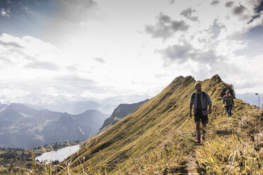 Deutschland, Bayern, Oberstdorf, zwei Wanderer auf Bergkamm - UUF12186