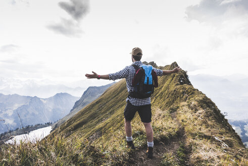 Deutschland, Bayern, Oberstdorf, Wanderer in alpiner Landschaft genießt die Aussicht - UUF12191