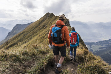 Deutschland, Bayern, Oberstdorf, zwei Wanderer auf Bergkamm - UUF12192