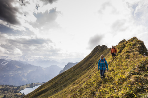 Deutschland, Bayern, Oberstdorf, zwei Wanderer auf Bergkamm, lizenzfreies Stockfoto