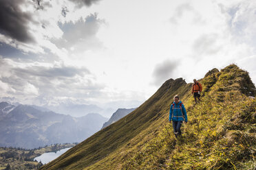 Deutschland, Bayern, Oberstdorf, zwei Wanderer auf Bergkamm - UUF12193