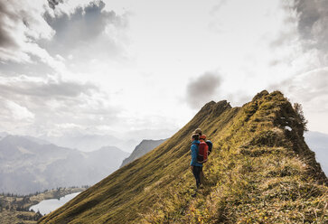 Deutschland, Bayern, Oberstdorf, zwei Wanderer in alpiner Kulisse - UUF12195