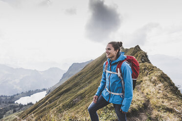 Deutschland, Bayern, Oberstdorf, lächelnde Frau auf Bergkamm stehend - UUF12197