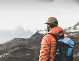 Deutschland, Bayern, Oberstdorf, Wanderer in alpiner Kulisse - UUF12199