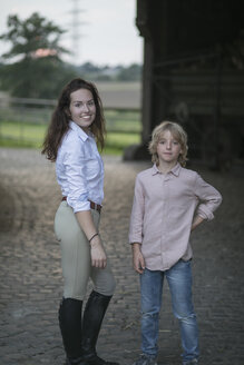 Porträt einer jungen Frau und eines Jungen auf einem Bauernhof - KMKF00040