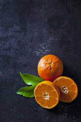 Sliced tangerines on dark backround - CSF28471