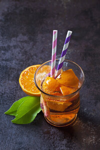 Fruchtschorle aus Mandarinen in einem Glas mit Trinkhalmen - CSF28476