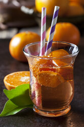Fruchtschorle aus Mandarinen in einem Glas mit Trinkhalmen - CSF28477