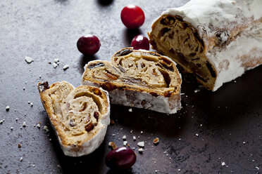 Geschnittener Christstollen mit Puderzucker - CSF28494