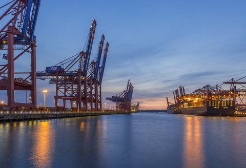 Deutschland, Hamburg, Waltershof, Containerhafen am Abend, lizenzfreies Stockfoto
