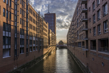 Germany, Hamburg, Speicherstadt at Kehrwiederfleet - KEBF00646