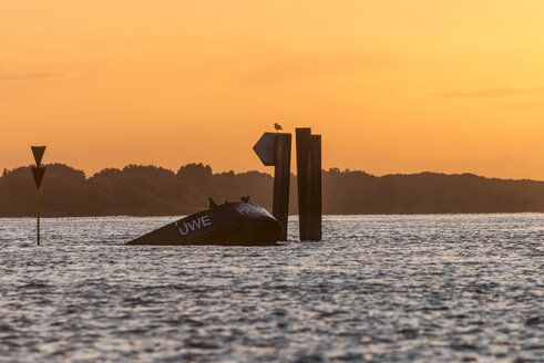 Deutschland, Hamburg, Blankenese, Falktensteiner Ufer, Elbe, Schiffswrack Uwe bei Sonnenuntergang - KEBF00653