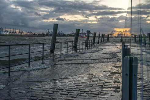 Deutschland, Hamburg, Altona, Hochwasser in der Fischmarkthalle - KEBF00655