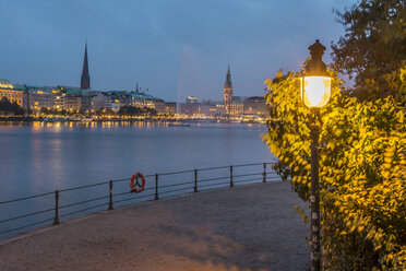 Deutschland, Hamburg, Binnenalster, Blaue Stunde - KEBF00670