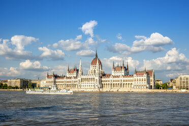 Hungary, Budapest, Parliament building at Danube river - PUF00870