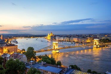 Ungarn, Budapest, Blick von Buda nach Pest, Parlamentsgebäude und Kettenbrücke am Abend - PUF00871