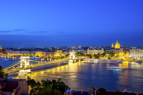 Ungarn, Budapest, Blick von Buda nach Pest mit Kettenbrücke, blaue Stunde - PUF00872