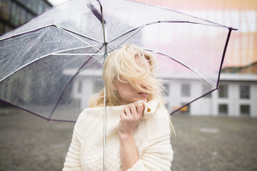 Frau mit Regenschirm an einem regnerischen Tag - PNEF00234