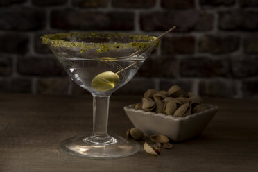 Trockener Martini mit grünen Oliven und Pistazien - CSTF01421