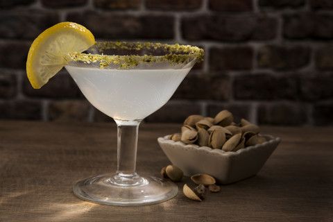 Glas Lemon Drop Martini mit Pistazie, lizenzfreies Stockfoto