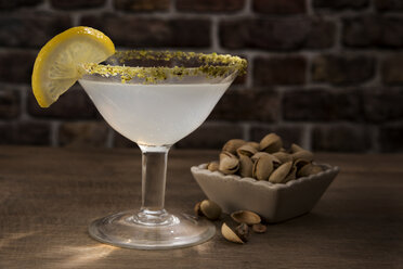 Glas Lemon Drop Martini mit Pistazie - CSTF01422