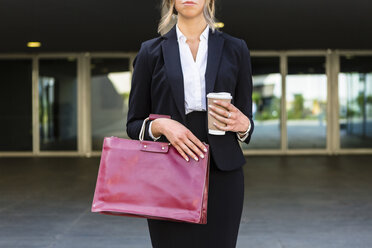 Geschäftsfrau mit modischer roter Ledertasche und Kaffee zum Mitnehmen, Teilansicht - MGIF00183