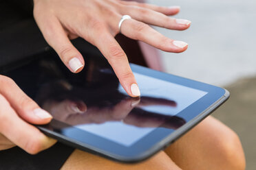 Businesswoman using tablet, close-up - MGIF00198