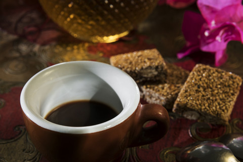 Tasse Espresso und Sesam-Mandel-Krokant, lizenzfreies Stockfoto