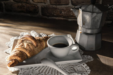 Tasse Espresso und ein Croissant - CSTF01433