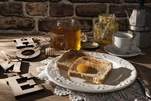 Frühstückstisch mit Toast, Orangenmarmelade, Honig und Espresso - CSTF01436