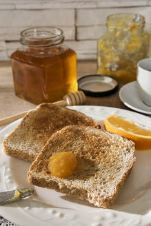 Frühstückstisch mit Toast, Orangenmarmelade, Honig und Espresso - CSTF01439