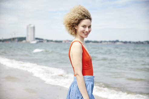 Porträt einer lächelnden jungen Frau am Strand - TSFF00176