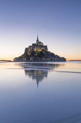 Frankreich, Normandie, Blick auf den beleuchteten Mont Saint-Michel, blaue Stunde - RPSF00001