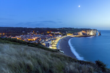 Frankreich, Normandie, Etretat, Dorfansicht, blaue Stunde - RPSF00004