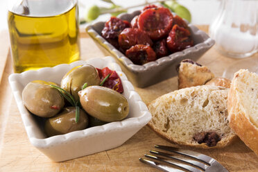 antipasti, eingelegte Oliven, eingelegte Tomaten, Olivenbrot, Olivenöl und Salz - CSTF01453