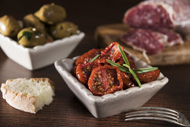 Antipasti, eingelegte Oliven, eingelegte Probiertomaten, Olivenbrot, Salami - CSTF01455