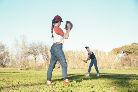 Junges Paar spielt Baseball im Park, lizenzfreies Stockfoto