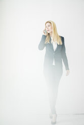 Businesswoman on the phone - MOEF00212