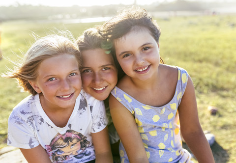 Gruppenbild von drei Mädchen Kopf an Kopf im Sommer, lizenzfreies Stockfoto